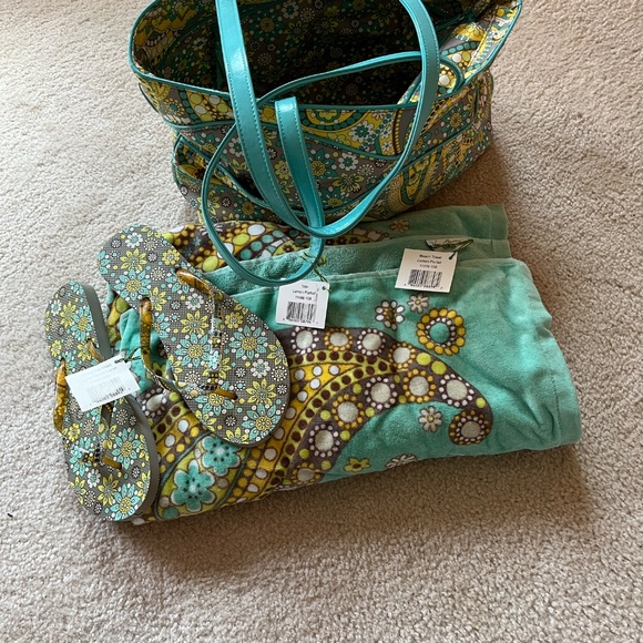 Vera Bradley lemon parfait tote, flip flops (large) and beach towel combo, NWT - Picture 11 of 13